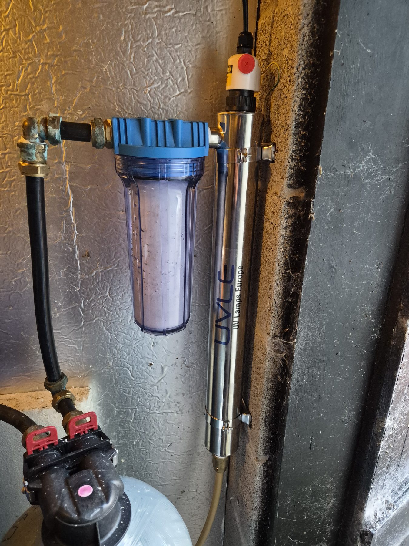 Sediment filter housing fitted on an incoming water supply