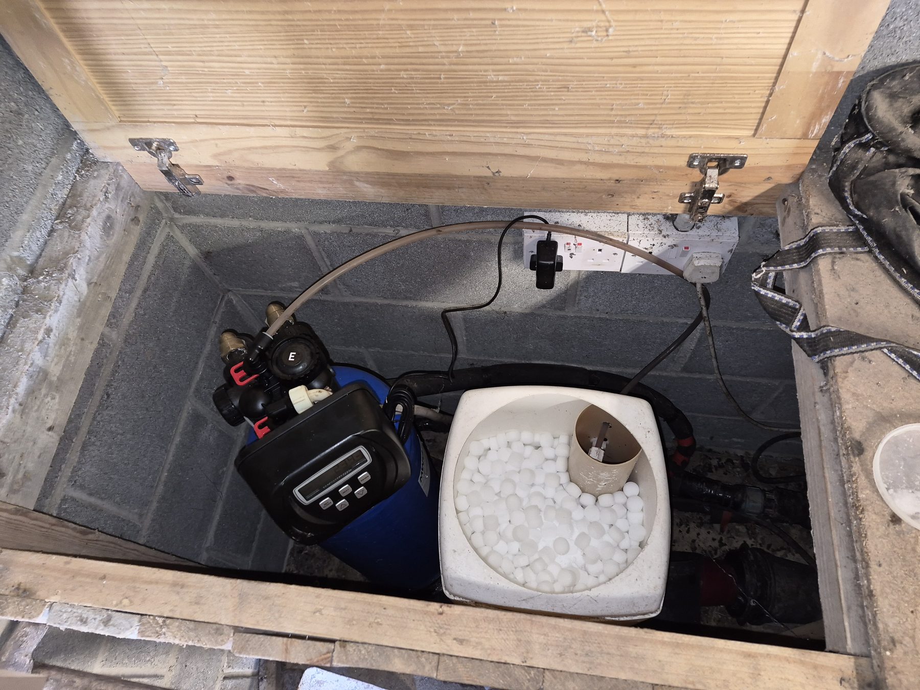 Pressure booster pump and pressure tank installation